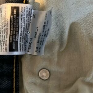 Levi signature
40x32
Dark blue